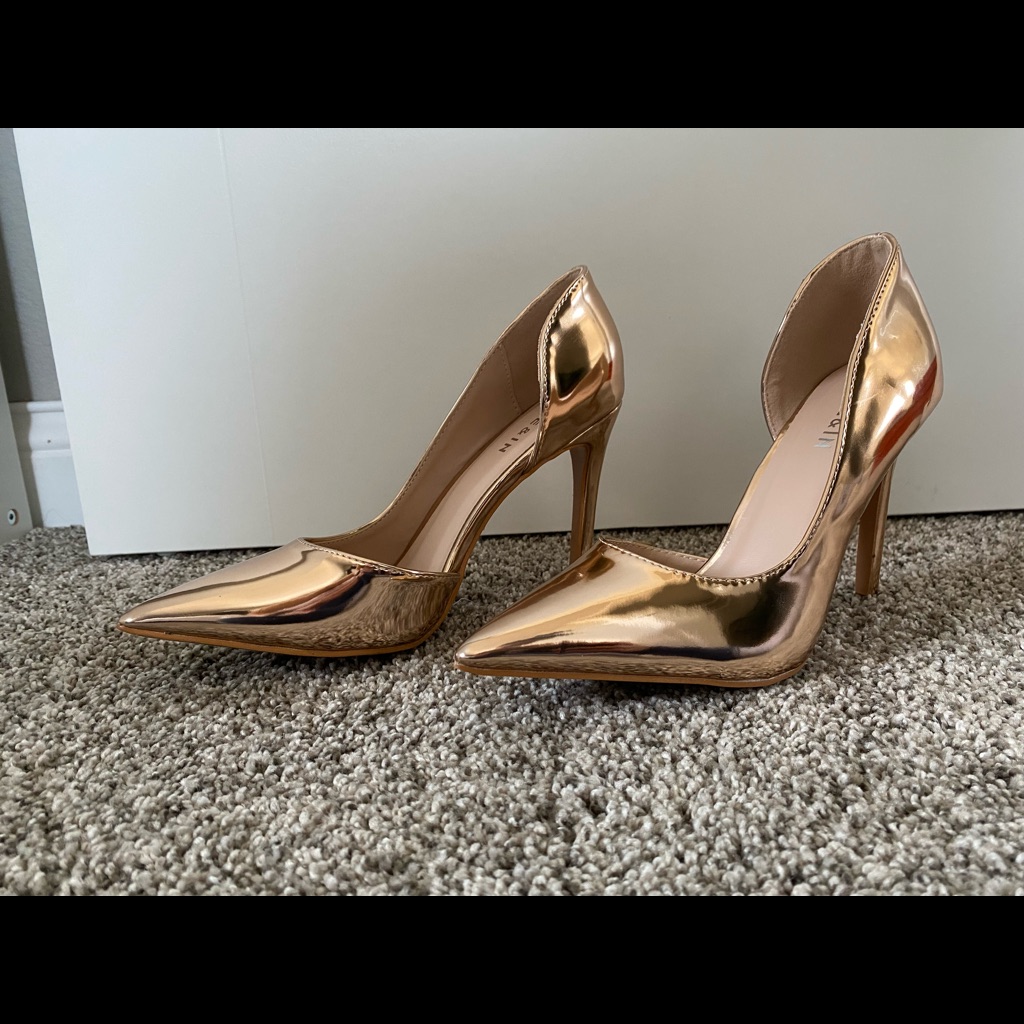Metallic Gold Pointed Toe Heels!